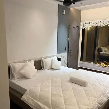 V Love Hotel Surat Eksteriør bilde