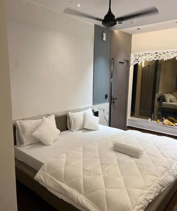 V Love Hotel Surat Eksteriør bilde