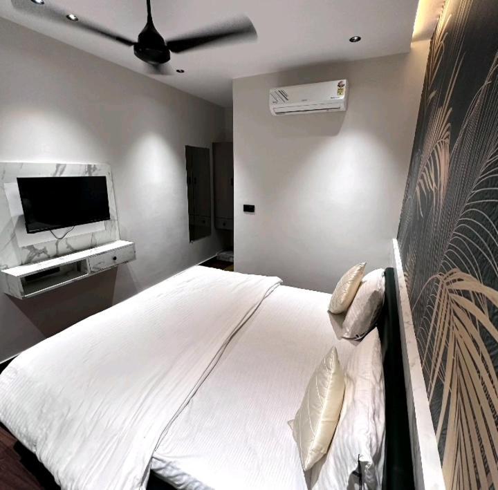 V Love Hotel Surat Eksteriør bilde