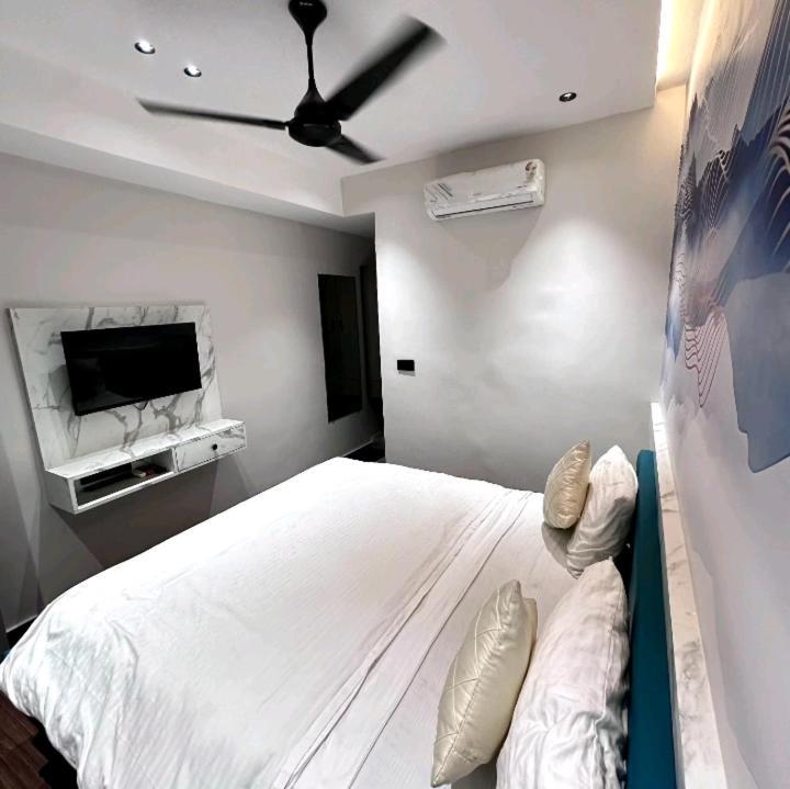 V Love Hotel Surat Eksteriør bilde