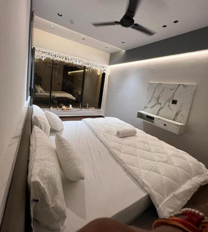 V Love Hotel Surat Eksteriør bilde