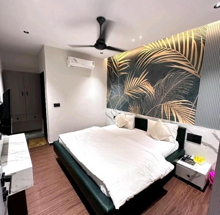 V Love Hotel Surat Eksteriør bilde