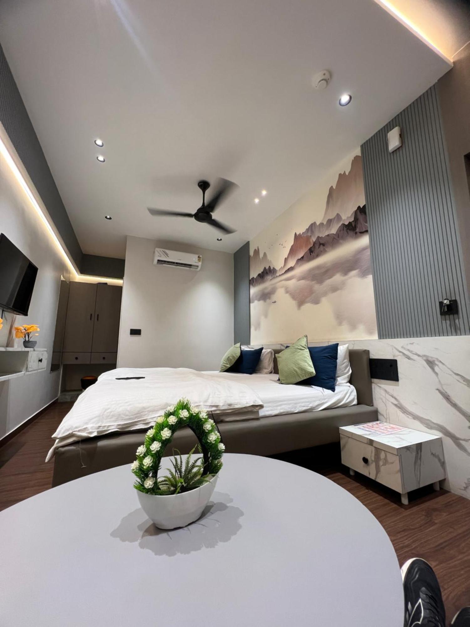 V Love Hotel Surat Eksteriør bilde